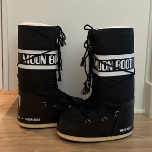 Original Black nylon moon boot. Size US 7-8.5